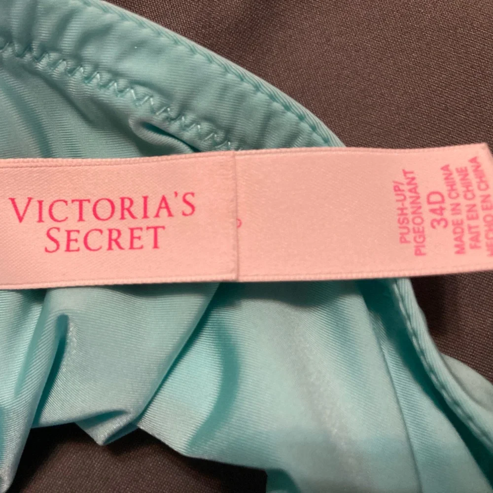 Victorias Secret front close racer back push-up bra 34D NWOT